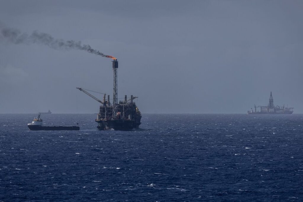 Brazil Oil Giant Petrobras Set to Delay Rig Deals for Major Field Amid Glut