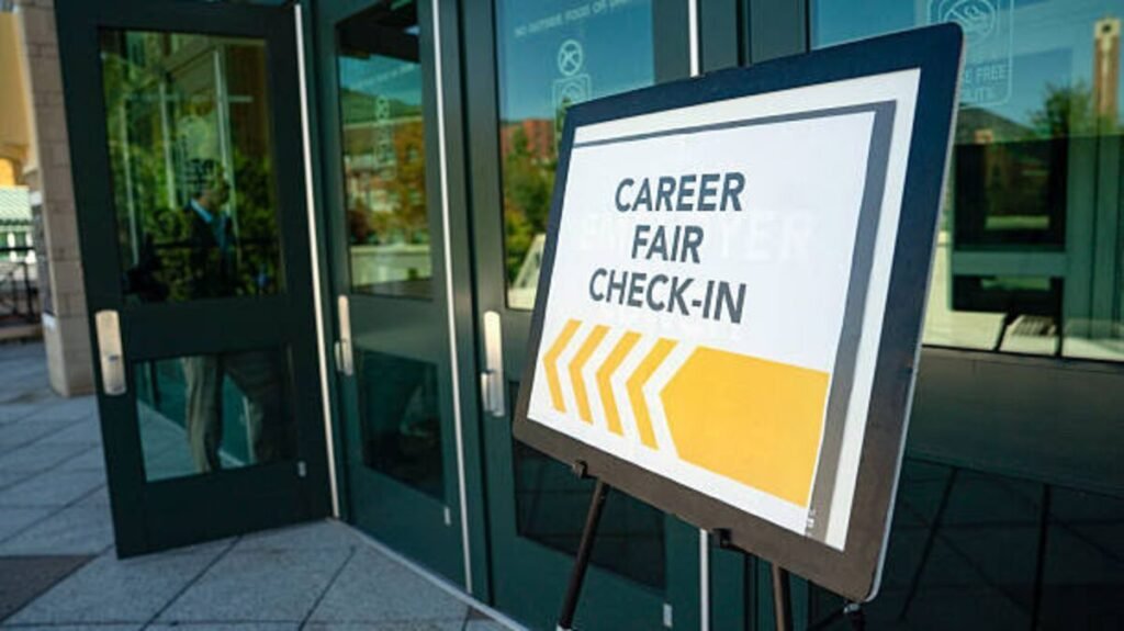 US Jobless Claims Drop to Lowest Level Since Mid-April