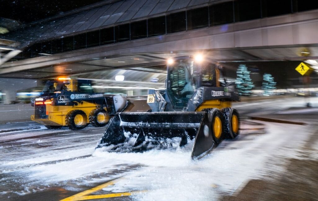 Storm Knocks Out Power in Midwest, Threatens Thanksgiving Travel