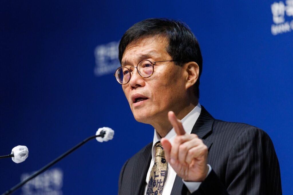 BOK Holds Rate as Financial Risks Persist, Growth Stays Robust