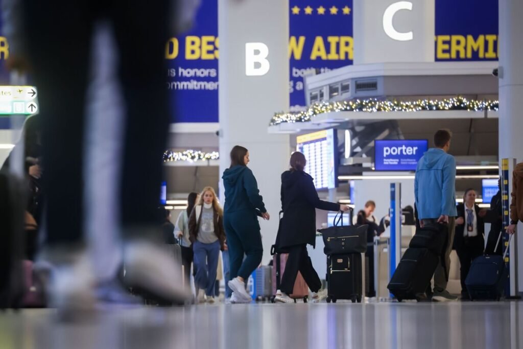 US Airports Hit by Disruptions Ahead of Thanksgiving Travel Boom