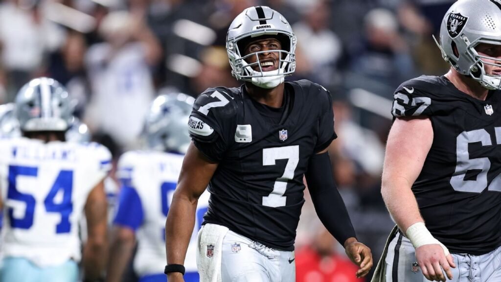 QB Smith apologizes for obscene gesture to fans