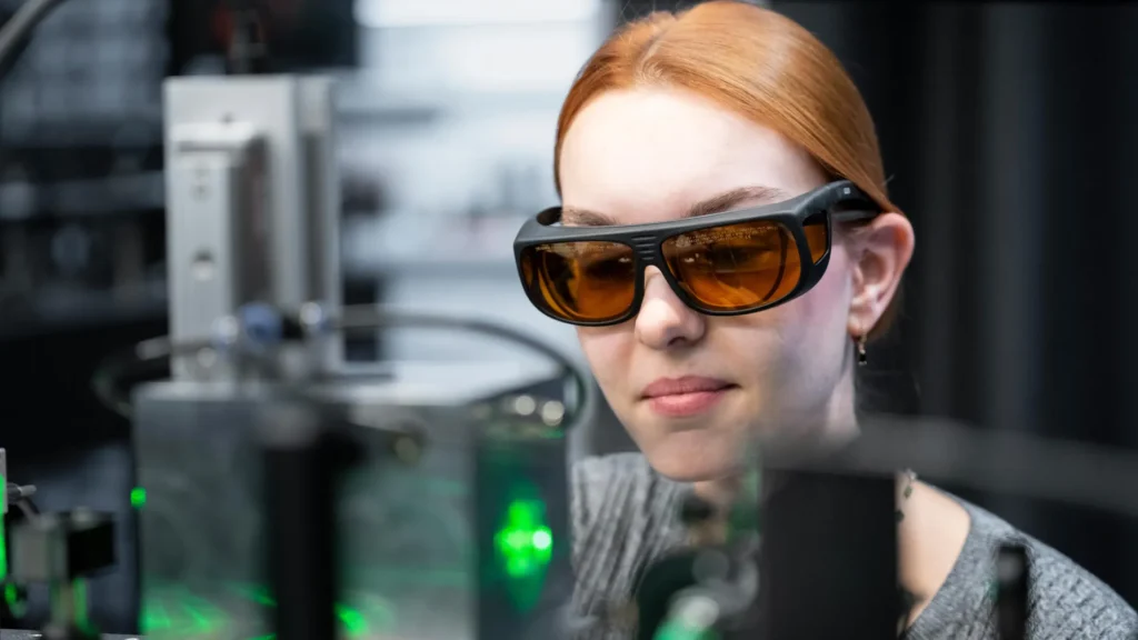 This glowing particle in a laser trap may reveal how lightning begins This glowing particle in a laser trap may reveal how lightning begins