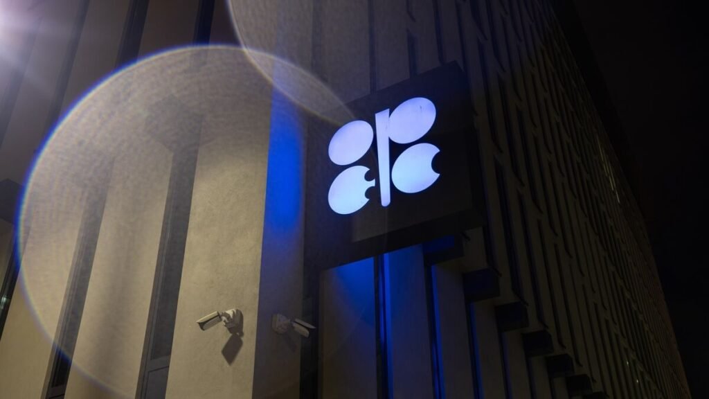 Oil Rises on Trump's Venezuela Comments, OPEC+ Decision