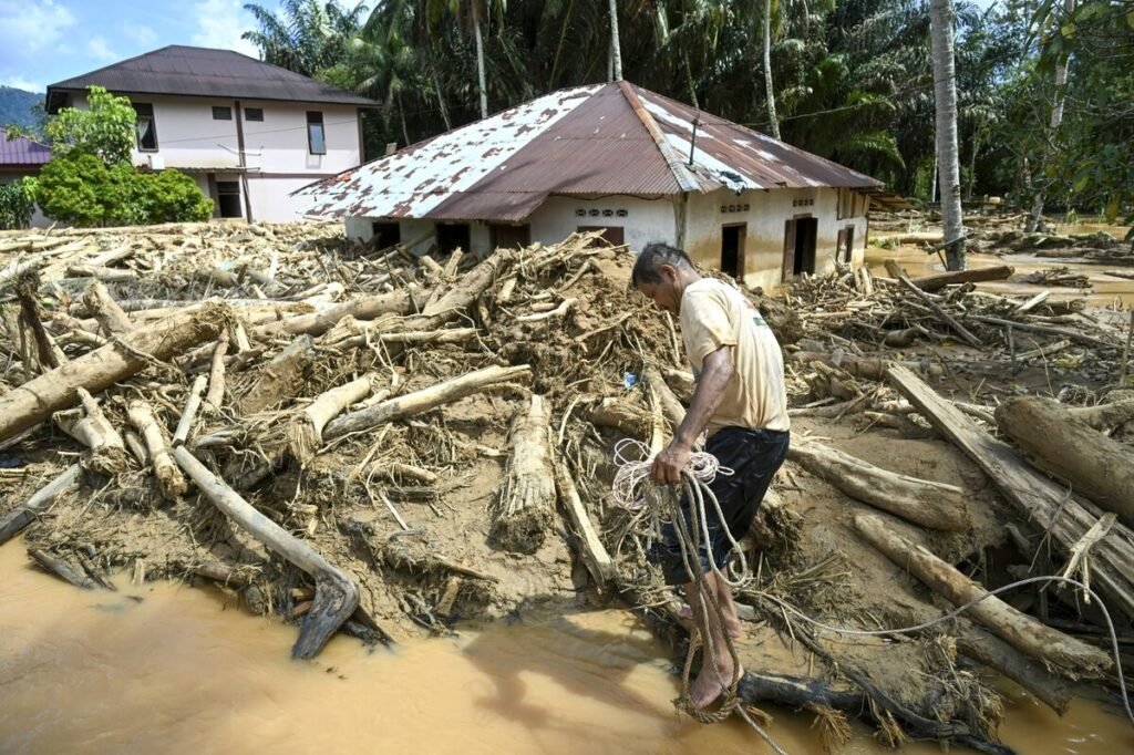 Over 1,300 Dead From Floods in Indonesia, Sri Lanka and Thailand