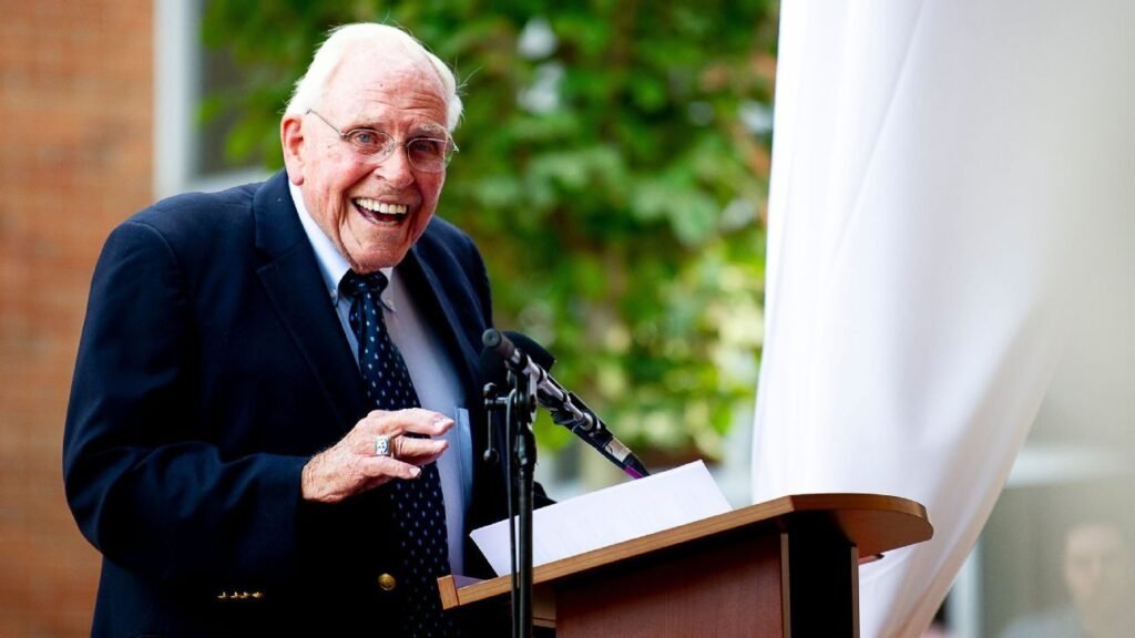 Roy Kramer, SEC commish and BCS architect, dies Copy Link