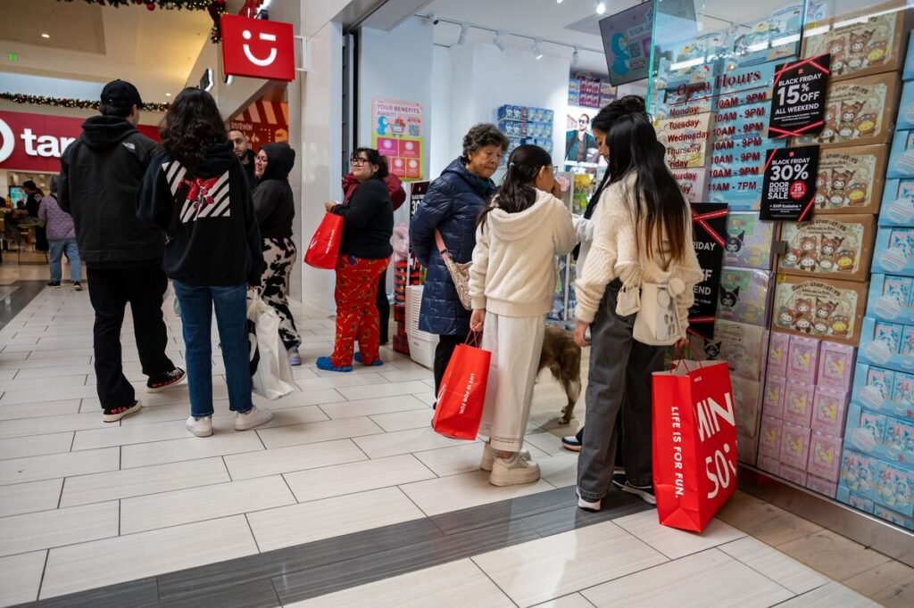 US Consumer Sentiment Rises for First Time in Five Months