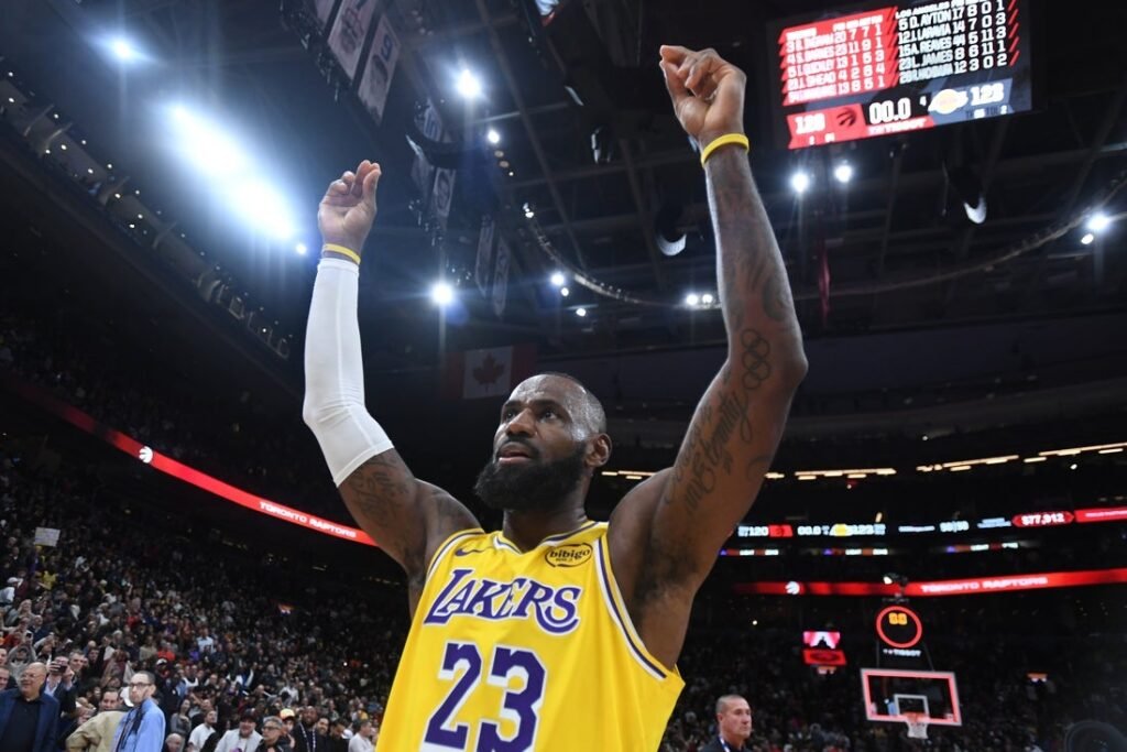 NBA roundup: Lakers win, but LeBron James' double-figure streak ends