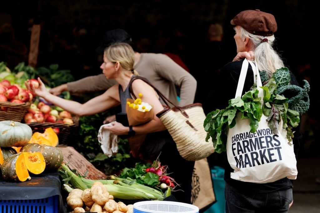 Australian Household Spending Beats Expectations in November