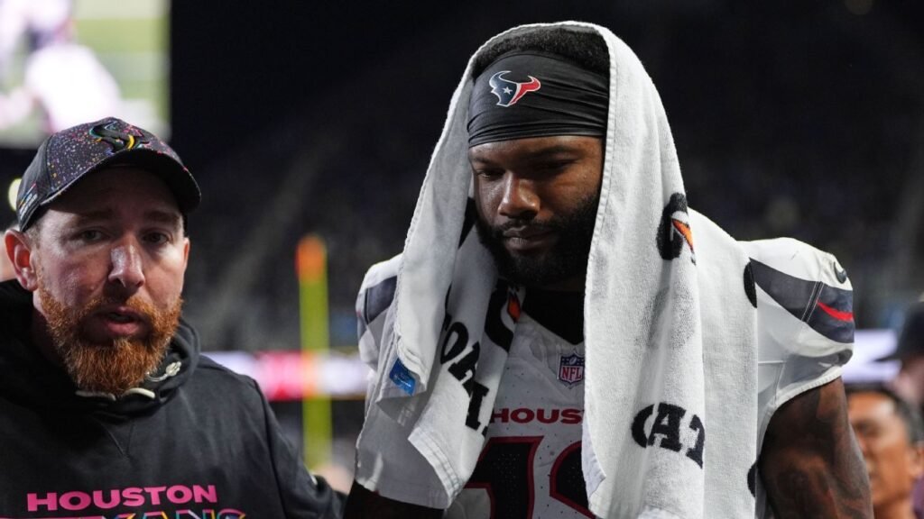 Texans' Collins carted off with concussion in win