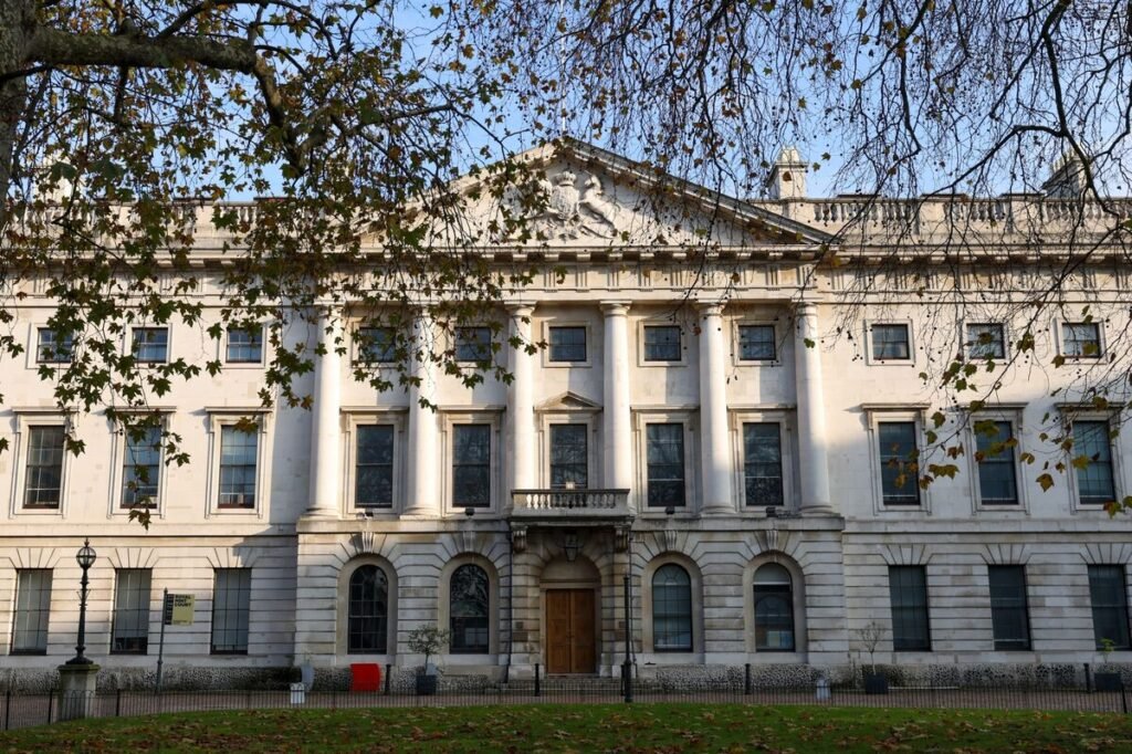 Xi Flexes Power by Tying Starmer’s China Trip to Embassy Ruling