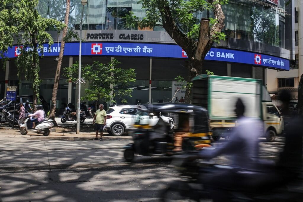 HDFC Bank’s Net Income Exceeds Estimates on Strong Loan Growth