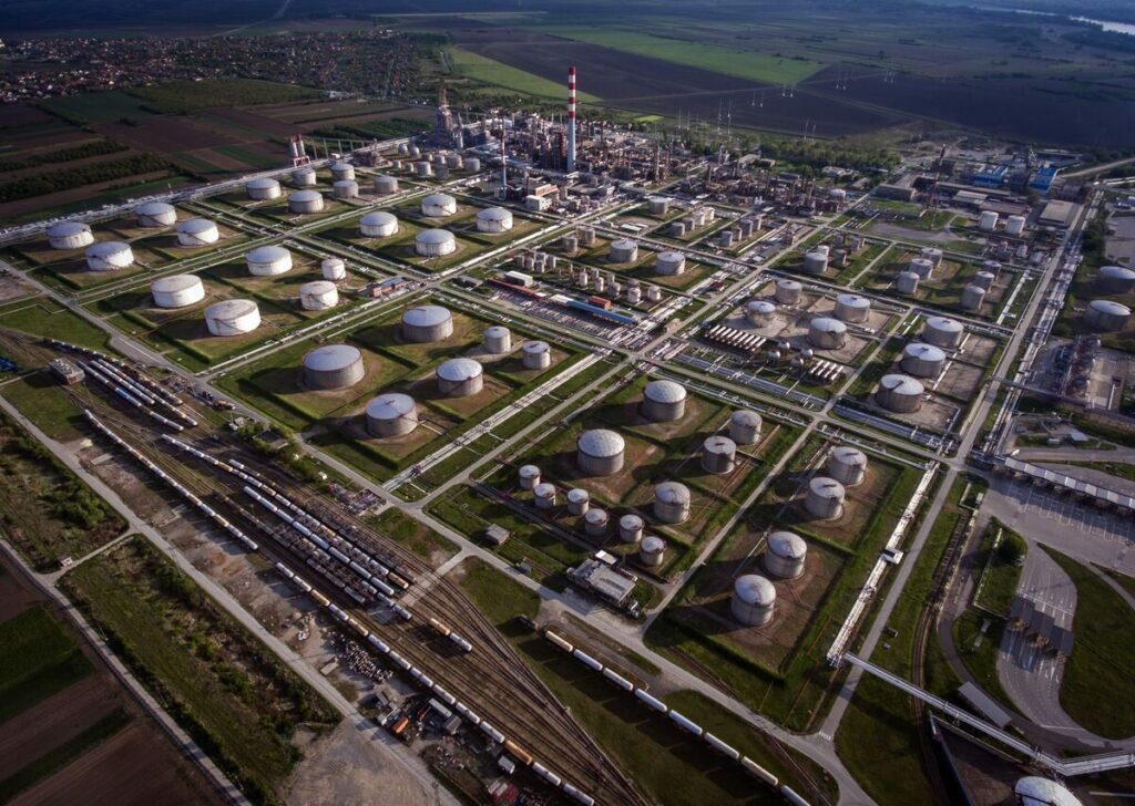 Mol  to Buy Gazprom Stake in Sanctioned Refinery, Serbia Says