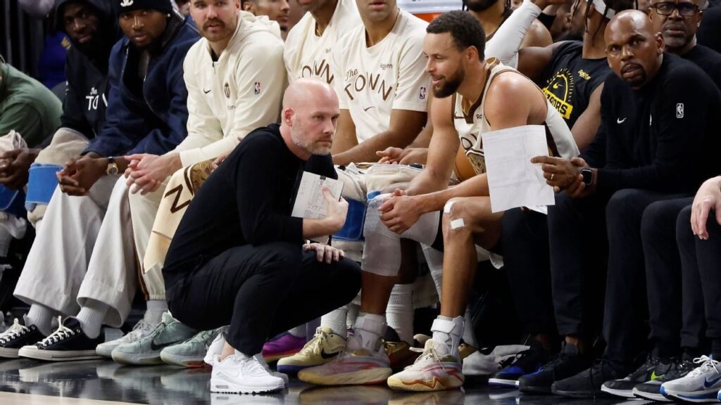 Warriors' Curry exits vs. Pistons with sore knee