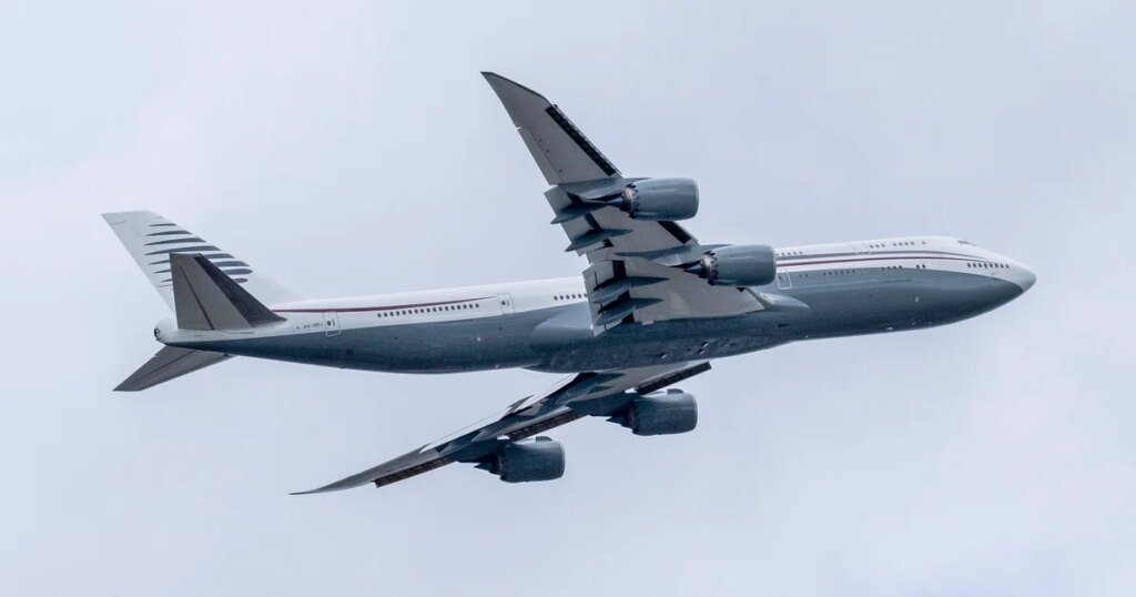 Ex-flight attendant got hundreds of free flights posing as pilot, DOJ says