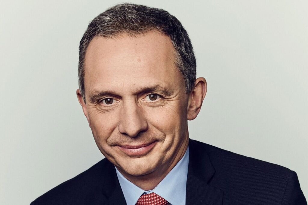 PayPal Replaces CEO Chriss After Profit Falls Short of Estimates PayPal Replaces CEO Chriss After Profit Falls Short of Estimates