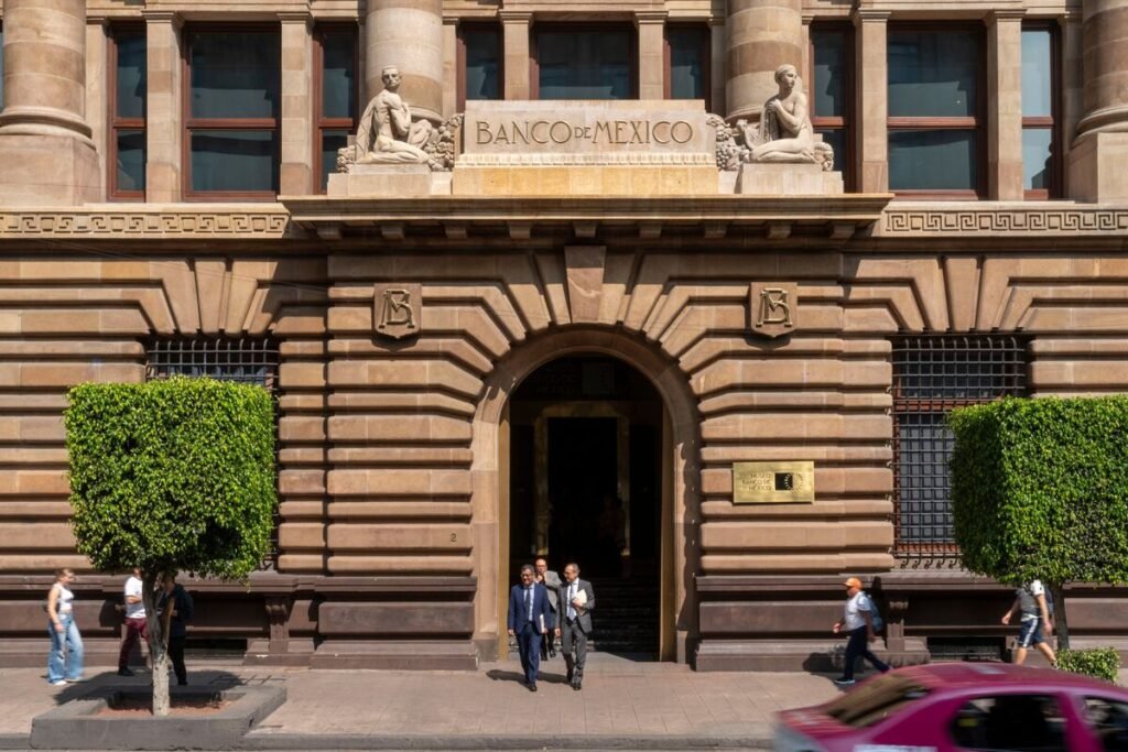 Banxico Set to Pause Cuts After Two-Year Easing: Decision Guide